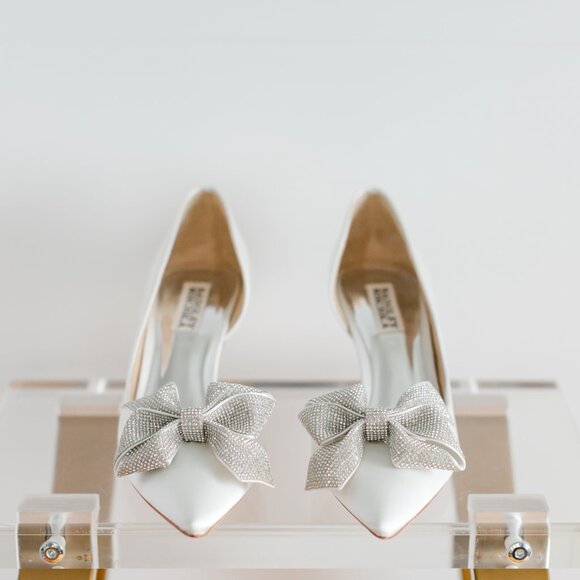 Badgley Mischka Meilani White Satin 7 Women's Classic Bridal Heels Bow Kitten - Picture 5 of 15